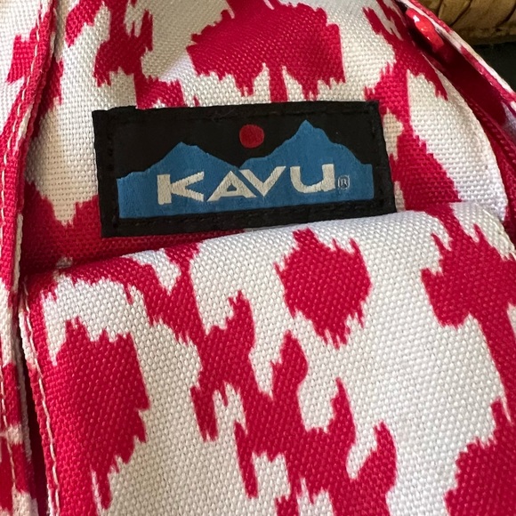 KAVU Rope Sling Bag in a Pink Blot/Red/ White Geometric Pattern. - Picture 5 of 6